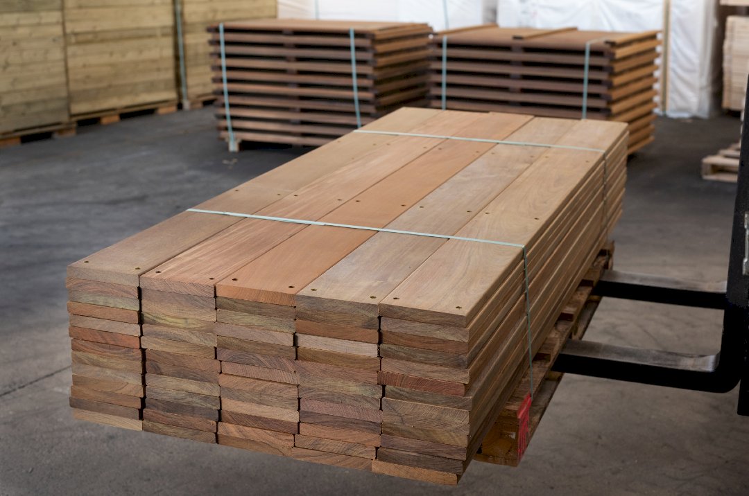 Bottes de lames en bois exotique Wedeck avant transformation et usinage en dalles pré montées Bottes de lames en bois exotique Wedeck avant transformation et usinage en dalles pré montées